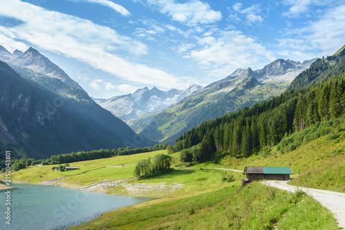 Radweg an einem Bergsee mit Gletscher im Hintergrund