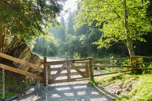 Ein geschlossenes Gatter an einem Wanderweg