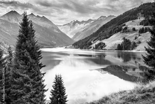 Bergsee mit Gletscher im Hintergrund in schwarz weiß