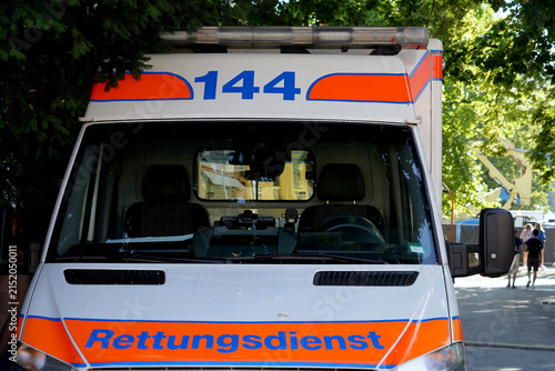 Foto Swiss emergency ambulance vehicle at Street Parade Zurich 2023.