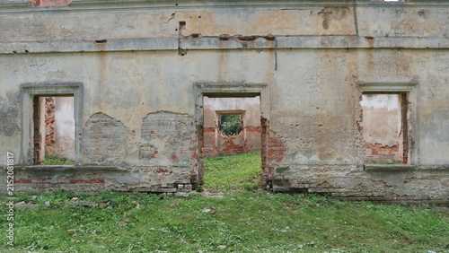 Foto Red brick ruins old wall