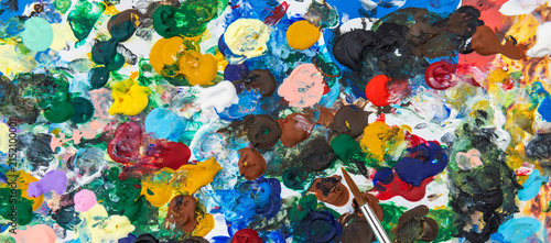 Bunte Farbkleckse auf der Palette eines Kunstmalers
