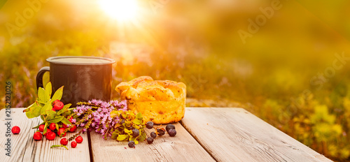 Fika Gebäck in Schweden mit Kaffee draussen in der Naturt  auf einem Holztisch