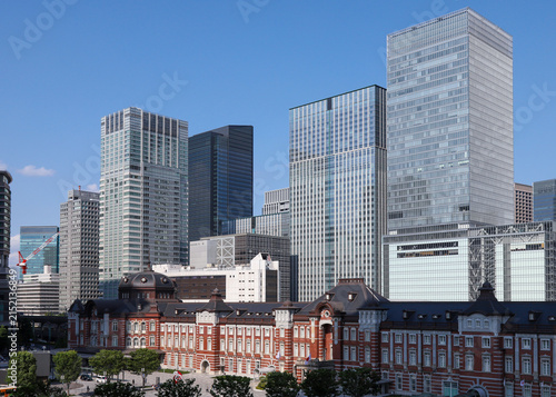 東京駅と高層ビル街