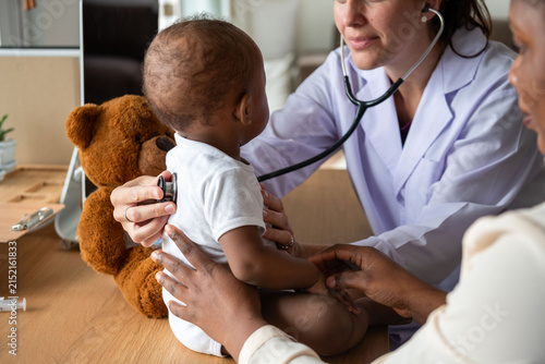 Fotografie Pediatric checkup with caring professionals.