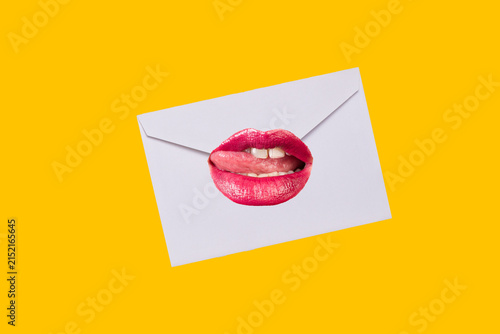 Collage de una carta de amor sobre un fondo amarillo liso y aislado. Vista de frente y de cerca. Copy space