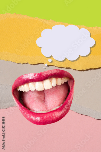 Collage de una boca abierta de mujer con expresion sonriente junto a una burbuja de chat sobre un fondo colorido de papel rasgado. Vista de frente y de cerca. Copy space