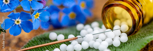 Naturmedizin und Alternativmedizin mit homöopathischen Globuli und Akupunktur