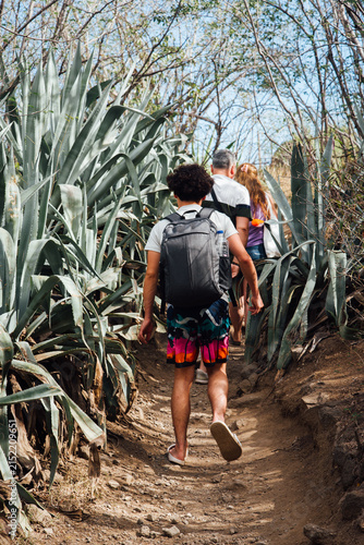 Famille en vacances à La Réunion. Vacances sous les tropiques. Randonnée sur un chemin en forêt tropicale. 
