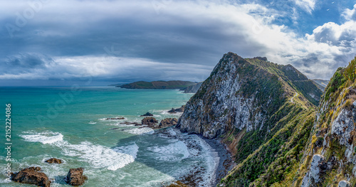 Blick vom Nugget Point Lighthouse auf die Felsstapel The Nuggets im türkisfarbenen Meer, Otago, Neuseeland