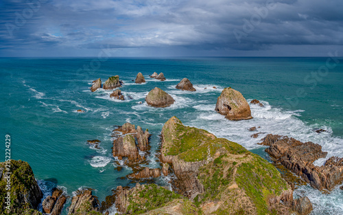 Blick vom Nugget Point Lighthouse auf die Felsstapel The Nuggets im türkisfarbenen Meer, Otago, Neuseeland