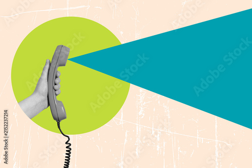 Collage de una mano sosteniendo un teléfono dentro de un circulo verde sobre un fondo beige. Vista de frente y de cerca. Copy space