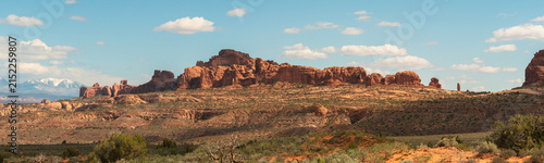 Fotografía Panorama of red rock mountain formations at Arches National Park, Utah