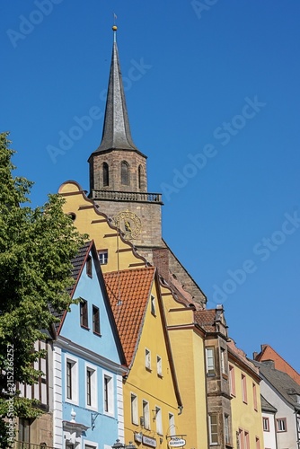kulmbach, deutschland - bunte häuser und turm der petrikirche