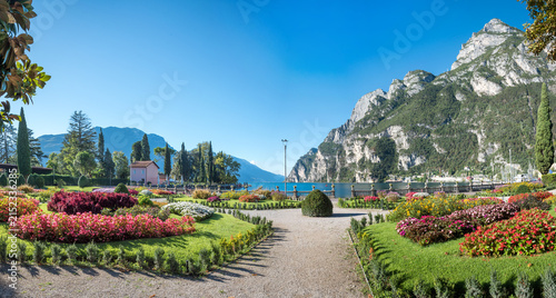 Cuadro en lienzo beautiful park with colorful flower beds, tourist resort Riva del Garda, italy