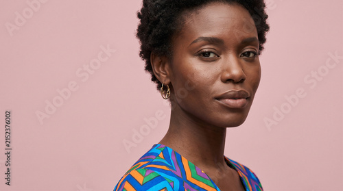 Modelo sobre fondo rosa