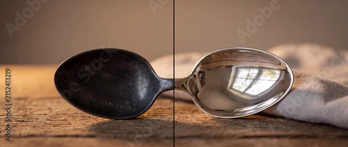 Obraz  z motywem Comparison of tarnished and polished silver spoon on rustic wood surface, showing restoration effects.