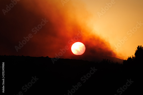 Au milieu de l'incendie, le soleil se couche tout rouge