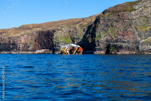 Foto Shipwrecked trawler on the rocks of the Hebridean island of Rum, Scotland