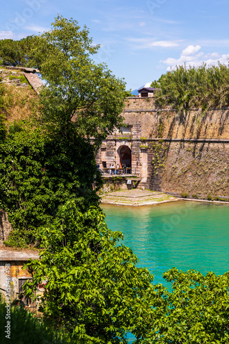 Quadro su tela Porta Brescia, gateway to the old town of Peschiera del Garda, crossing the ramp