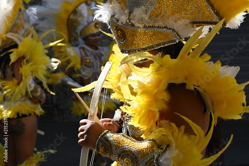 Fotografía Folkloric Dancer in Elaborate Yellow Feather Costume and Headdress