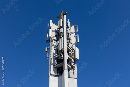 Antena telefonii komórkowej na maszcie media