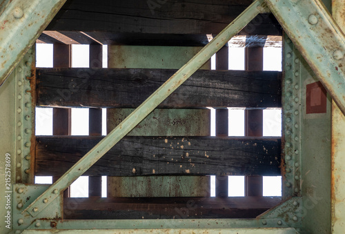 Foto View of the railway bridge over the river from below