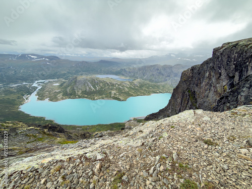 Foto High view down to turquoise Lake Gjende, Jotunheimen, Norway