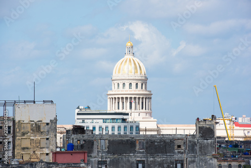 Cuadro en lienzo All white Capitol building in Havana, Cuba in distance beyond city structures an