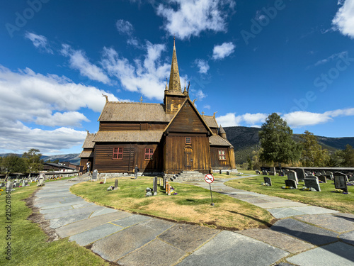 Foto Lom stave church and its churchyard in summer, Norway
