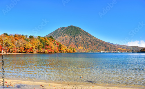 栃木県日光市　秋の紅葉に染まる男体山と中禅寺湖の風景