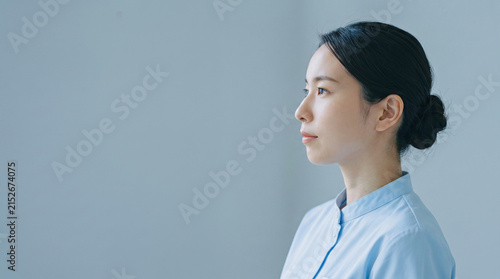 看護師 医療従事者 女性 横顔 ポートレート 病院 クリニック コピースペース