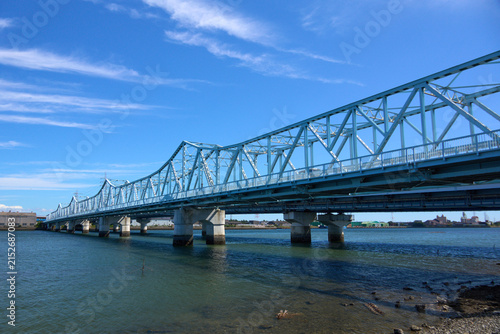 【衣浦大橋】青空を背景にした海上に架かる鉄橋