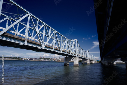 【衣浦大橋】青空を背景にした海上に架かる鉄橋