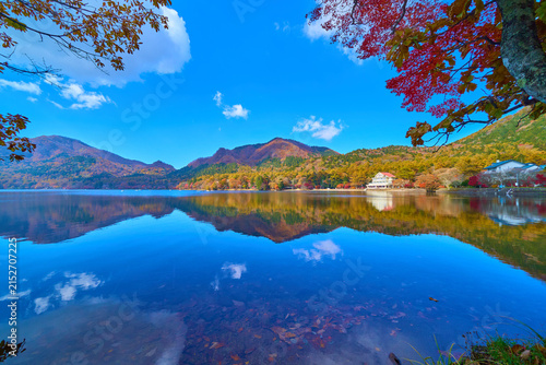 Cuadro en lienzo 秋の群馬県高崎市の榛名湖温泉付近から榛名湖と紅葉の山々の眺望(鬢櫛山,掃部ヶ岳など)