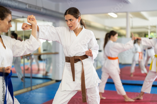 Canvastavla Woman at a group self-defense training