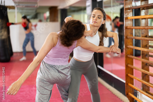 Quadro su tela Young woman practices elbowing her opponent's head