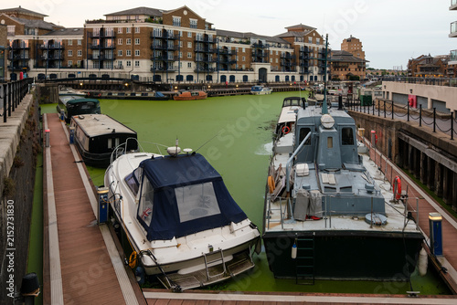 Cuadro en lienzo Boats mooring in limehouse basin london with green algae