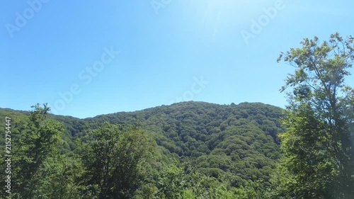 【4K】快晴の山道を走る車窓風景：雄大な山並みと緑豊かな樹々。青森の深山を駆け抜ける爽快ドライブ映像素材　[4K] Driving Through Sunny Mountain Pass Road: Clear Blue Sky and Lush Forest POV View in Aomori Japan　撮影日：20260803-2