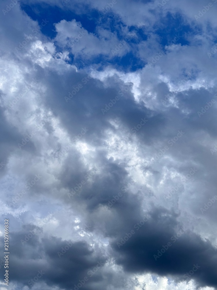 Obraz premium White Fluffy Clouds in a Clear Blue Sky on a Beautiful Sunny Day