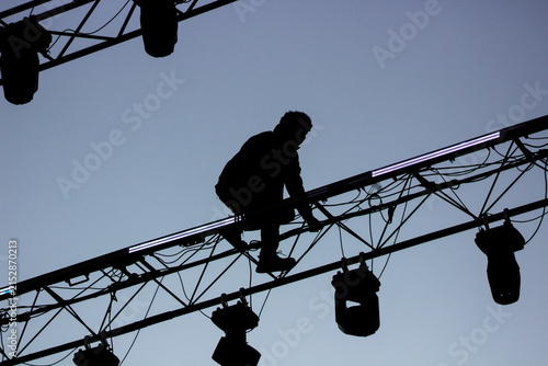 Foto trabajador de alto riesgo instalando luces de escenario