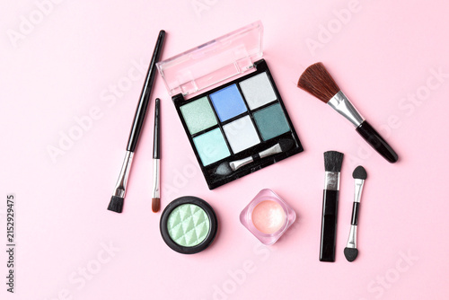 Fotografía Cosmetics and makeup brushes on a pink background, beauty and skincare essentials, flat lay composition