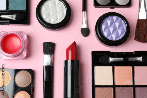 Foto Cosmetics and makeup brushes on a pink background, beauty and skincare essentials, flat lay composition