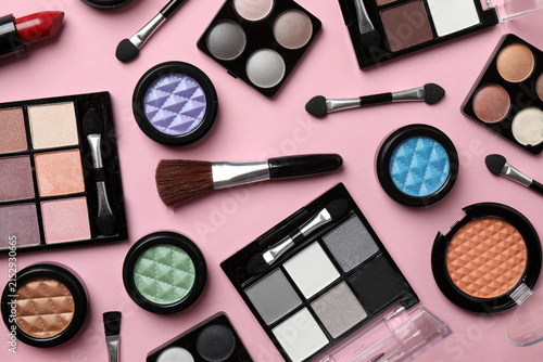 Fotografía Cosmetics and makeup brushes on a pink background, beauty and skincare essentials, flat lay composition