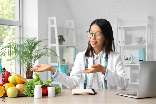 Female Asian nutritionist w...