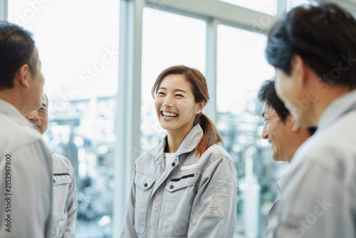 Plakat 作業着姿で笑顔で会話する日本人たち