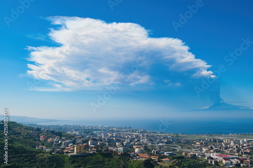 Fotografía Eruzione del vulcano Etna con colonna di cenere visto da Reggio Calabria