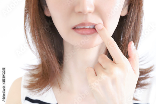 歯並びを気にする女性