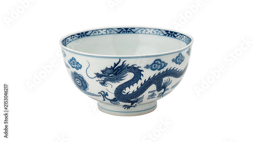 Fotografía Traditional ceramic bowl with blue Chinese dragon pattern for Asian cuisine isol