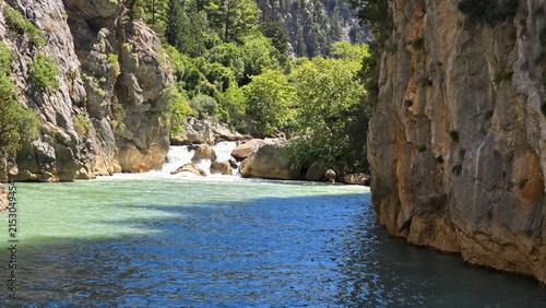 Cuadro en lienzo Wild fast flowing mountain river streaming through a narrow rocky canyon gorge